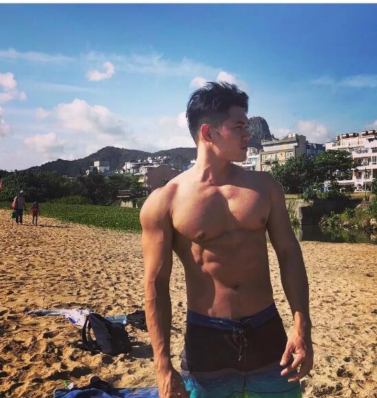 看点∣185.man货健体冠军“沖涼”照被疯传，天菜肌肉小将好“胸”！ - 51虹马