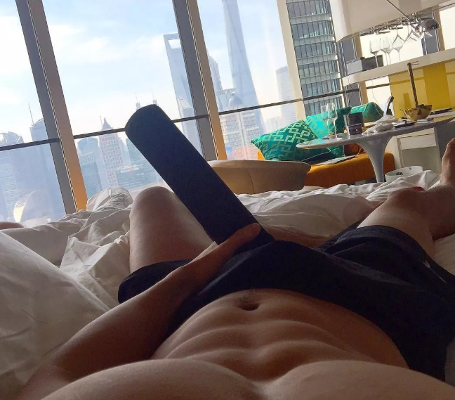 脱掉正装，他六块腹肌的公狗腰身材吓到我了 - 51虹马