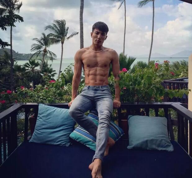 引众金主哄抢的189体育生，确实有点黑 - 51虹马