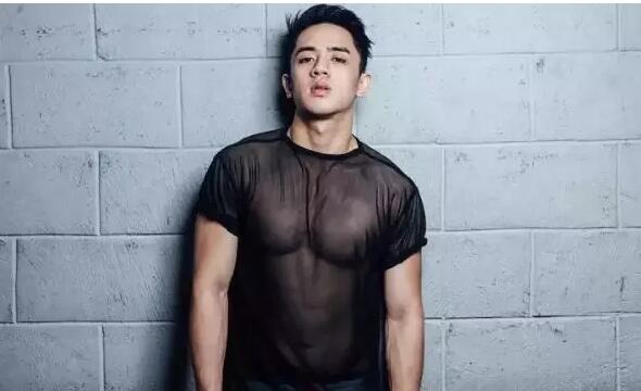 筋肉大胸边走边撩包很大的模特,居然是一脱成名的INS华裔? - 51虹马 筋肉大胸边走边撩包很大的模特,居然是一脱成名的INS华裔? - 51虹马