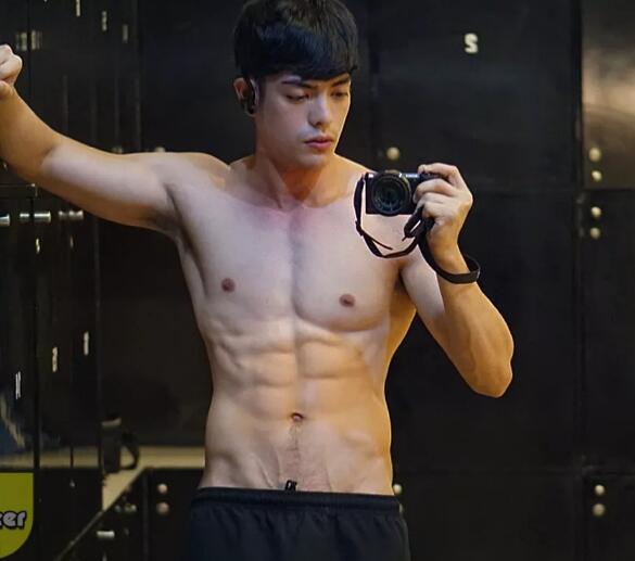 好惨！包很大网红被怼太像悲伤蛙，拍羞耻广告自证清白？ - 51虹马