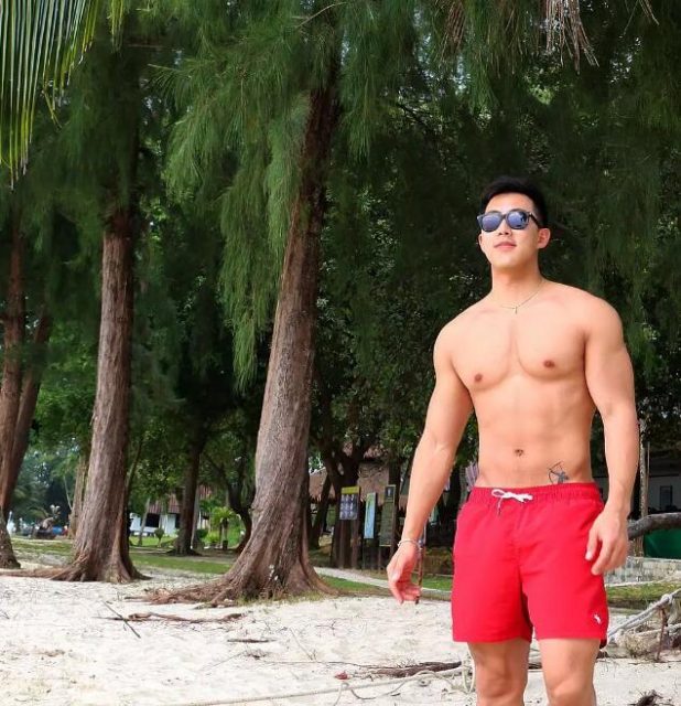 Gay的生活就是练好大胸翘臀，再去各地旅行？ - 51虹马