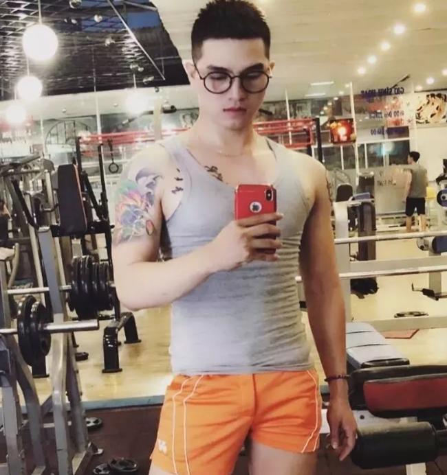 鲜肉男模脱得自然 乖巧盯当喵上线了！ - 51虹马