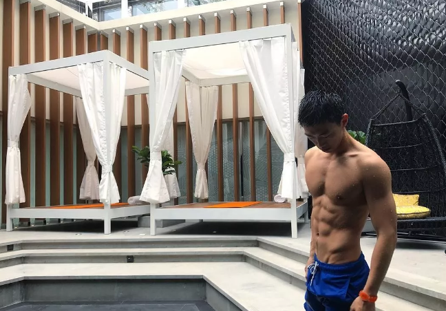 脱掉正装，他六块腹肌的公狗腰身材吓到我了 - 51虹马