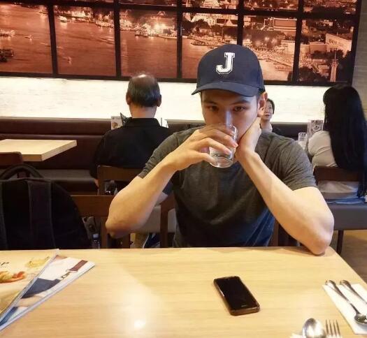 看点∣白嫩男模逆天胸肌还有沟,没有石更汉脸,也能男友力爆棚! - 51虹马 看点∣白嫩男模逆天胸肌还有沟,没有石更汉脸,也能男友力爆棚! - 51虹马