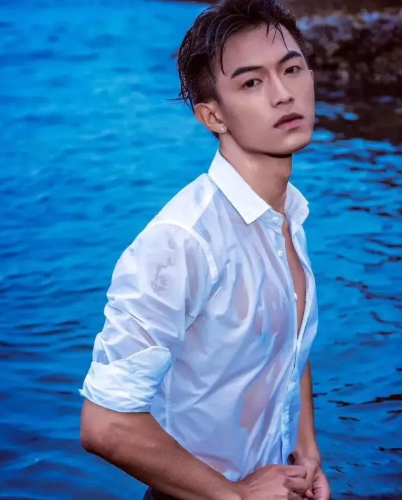 长腿老师撞脸陈晓纪凌尘，还有湿身诱惑超吸睛！ - 51虹马