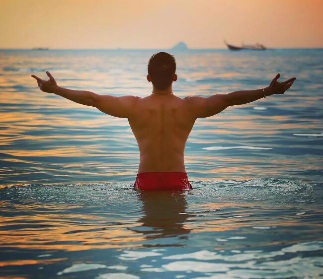 Gay的生活就是练好大胸翘臀，再去各地旅行？ - 51虹马