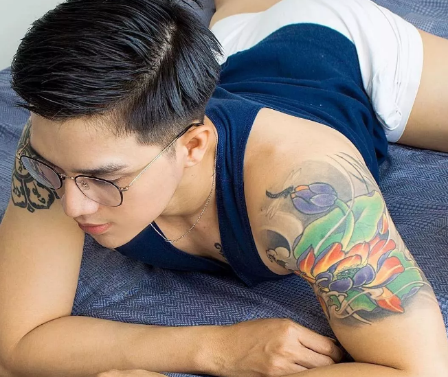 鲜肉男模脱得自然 乖巧盯当喵上线了！ - 51虹马