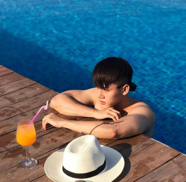 看点∣肌肉好身材就要Sao出来，古铜大胸肌八块腹肌快要窒息了惹！！ - 51虹马