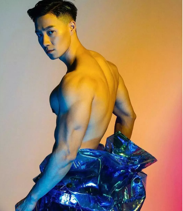 185的8块腹肌公狗腰东北爷们向云龙，了解一下 - 51虹马