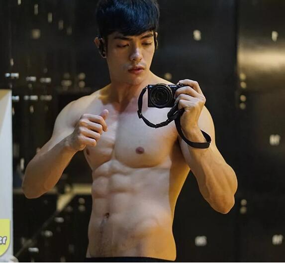 好惨！包很大网红被怼太像悲伤蛙，拍羞耻广告自证清白？ - 51虹马