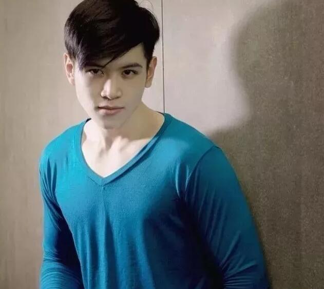 看点∣白嫩男模逆天胸肌还有沟，没有石更汉脸，也能男友力爆棚！ - 51虹马