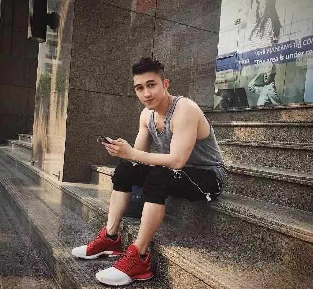 看点∣肌肉网红天菜泼水节大使，筋肉童颜加大胸肌，乱飙荷尔蒙的boy简直太犯规了！ - 51虹马