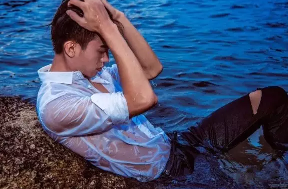 长腿老师撞脸陈晓纪凌尘，还有湿身诱惑超吸睛！ - 51虹马