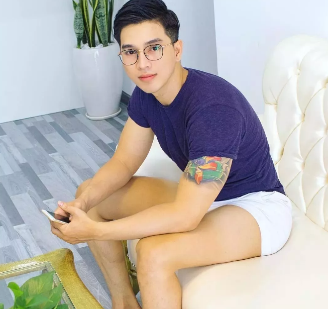 鲜肉男模脱得自然 乖巧盯当喵上线了！ - 51虹马