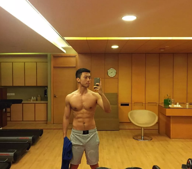 脱掉正装，他六块腹肌的公狗腰身材吓到我了 - 51虹马