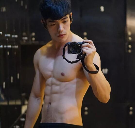 好惨！包很大网红被怼太像悲伤蛙，拍羞耻广告自证清白？ - 51虹马