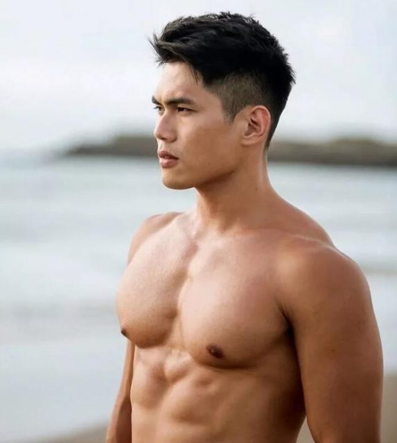 看点∣185.man货健体冠军“沖涼”照被疯传，天菜肌肉小将好“胸”！ - 51虹马