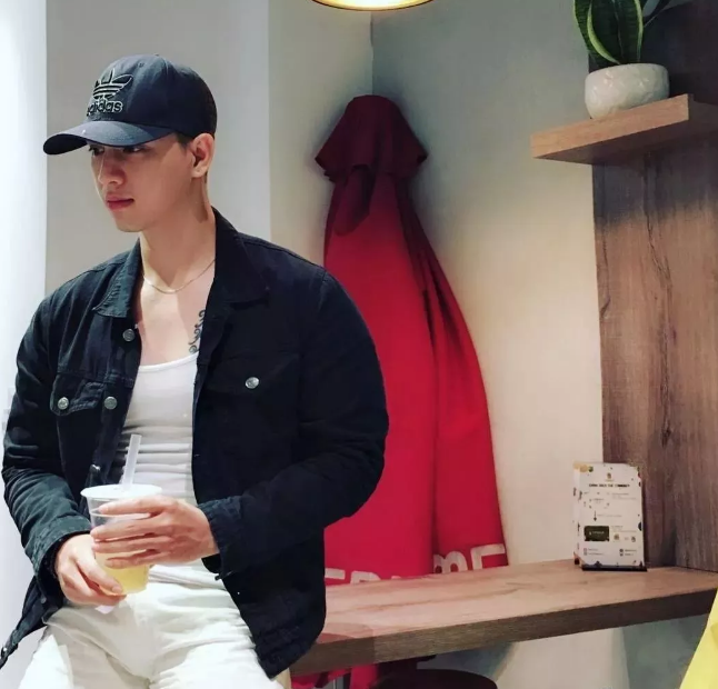 鲜肉男模脱得自然 乖巧盯当喵上线了！ - 51虹马