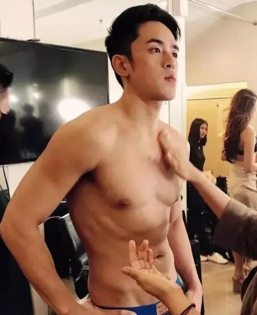 筋肉大胸边走边撩包很大的模特,居然是一脱成名的INS华裔? - 51虹马 筋肉大胸边走边撩包很大的模特,居然是一脱成名的INS华裔? - 51虹马