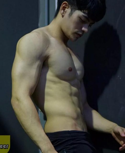 好惨！包很大网红被怼太像悲伤蛙，拍羞耻广告自证清白？ - 51虹马