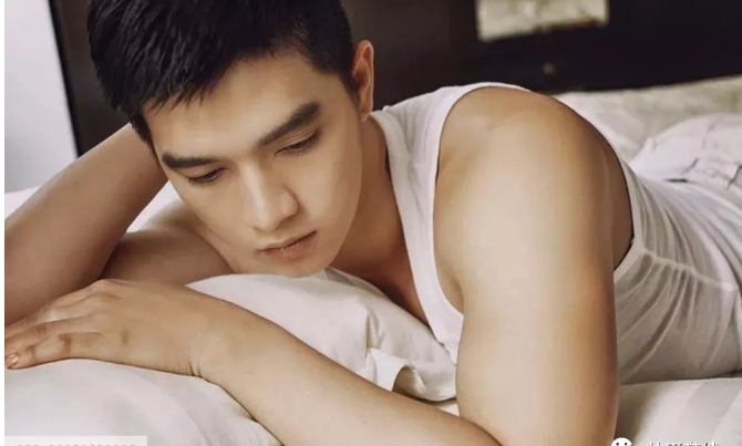 鲜肉男模脱得自然 乖巧盯当喵上线了！ - 51虹马