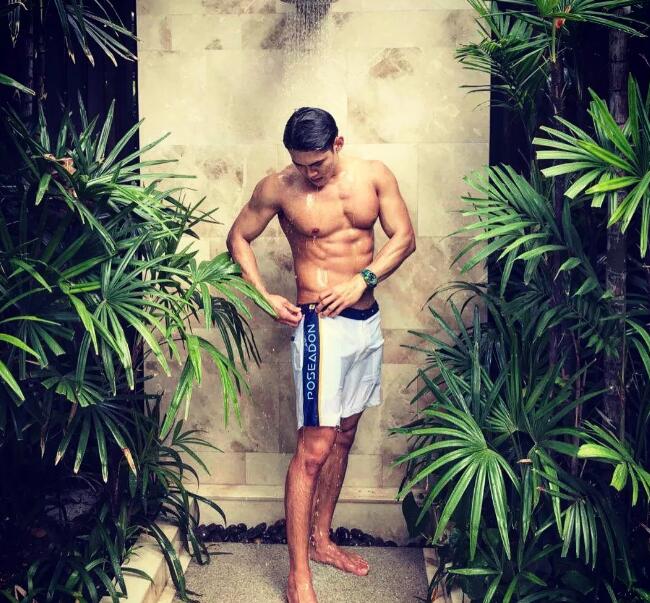 看点∣185.man货健体冠军“沖涼”照被疯传，天菜肌肉小将好“胸”！ - 51虹马