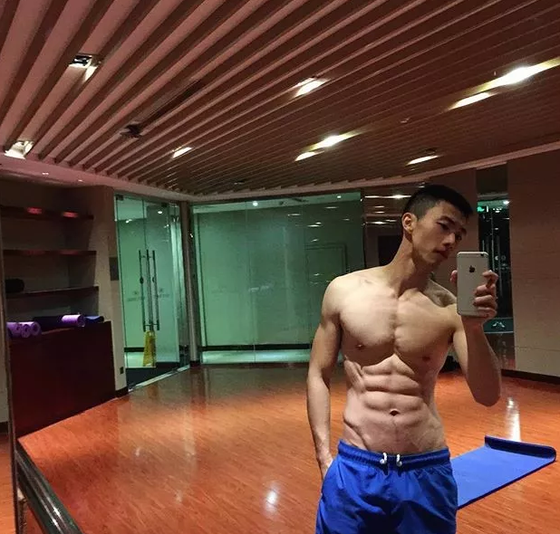 脱掉正装,他六块腹肌的公狗腰身材吓到我了 - 51虹马 脱掉正装,他六块腹肌的公狗腰身材吓到我了 - 51虹马