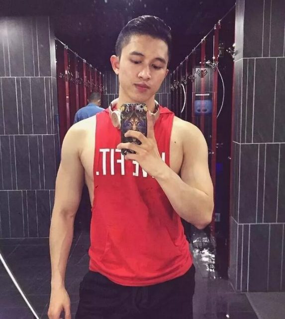 看点∣肌肉网红天菜泼水节大使，筋肉童颜加大胸肌，乱飙荷尔蒙的boy简直太犯规了！ - 51虹马