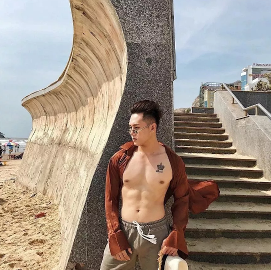 看点∣肌肉好身材就要Sao出来，古铜大胸肌八块腹肌快要窒息了惹！！ - 51虹马