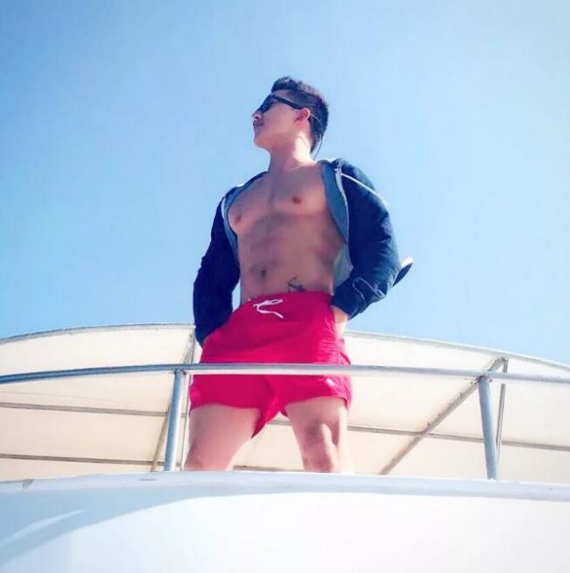 Gay的生活就是练好大胸翘臀，再去各地旅行？ - 51虹马