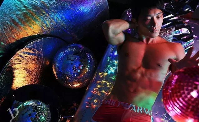 看点∣能飙车能演广告的筋肉体育生，还是身材迷人的鲜肉弟弟！ - 51虹马