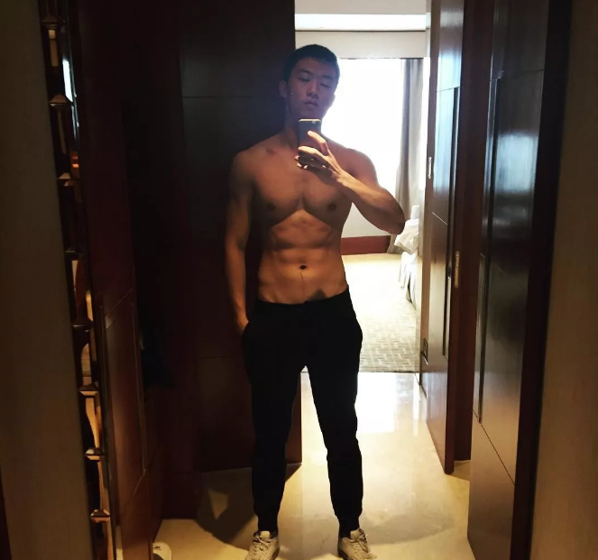 脱掉正装，他六块腹肌的公狗腰身材吓到我了 - 51虹马