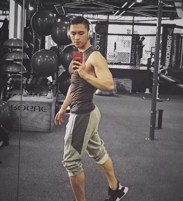 看点∣肌肉网红天菜泼水节大使，筋肉童颜加大胸肌，乱飙荷尔蒙的boy简直太犯规了！ - 51虹马