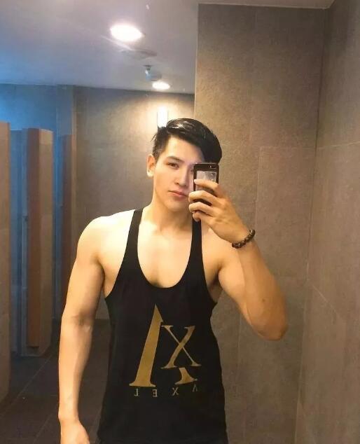 看点∣白嫩男模逆天胸肌还有沟，没有石更汉脸，也能男友力爆棚！ - 51虹马