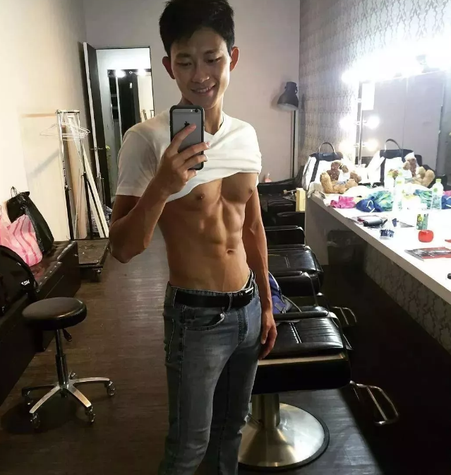 看点∣能飙车能演广告的筋肉体育生，还是身材迷人的鲜肉弟弟！ - 51虹马