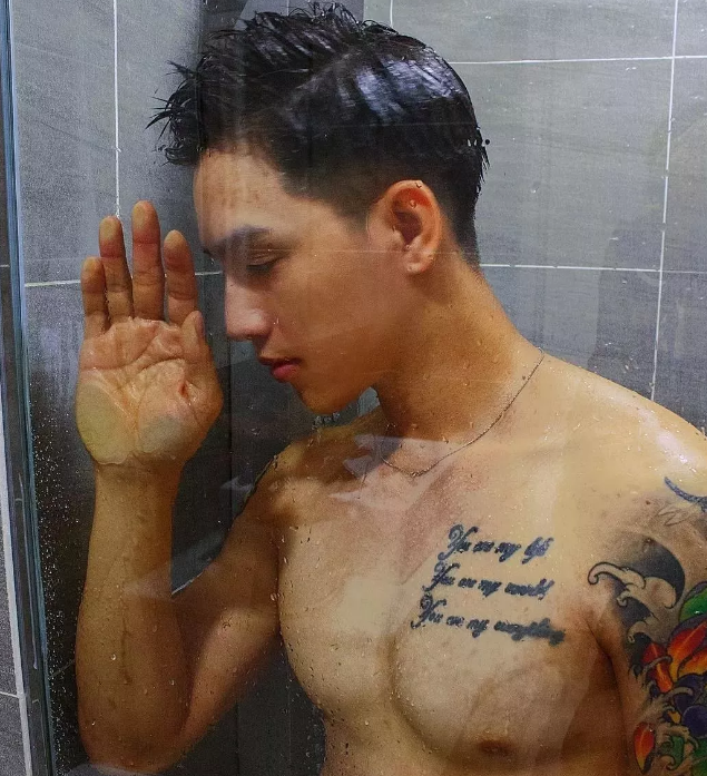 鲜肉男模脱得自然 乖巧盯当喵上线了！ - 51虹马