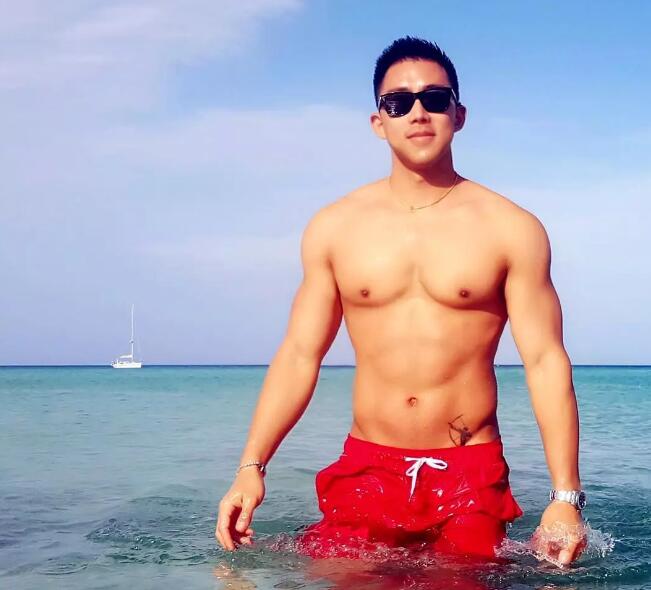 Gay的生活就是练好大胸翘臀，再去各地旅行？ - 51虹马