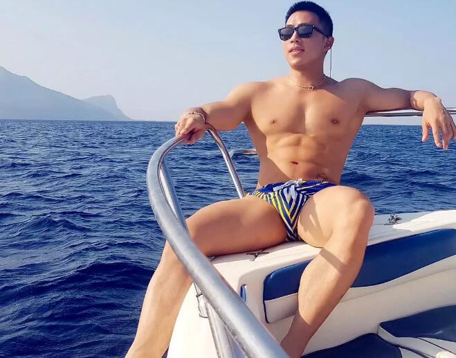 Gay的生活就是练好大胸翘臀，再去各地旅行？ - 51虹马