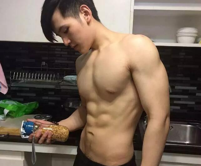 看点∣白嫩男模逆天胸肌还有沟，没有石更汉脸，也能男友力爆棚！ - 51虹马