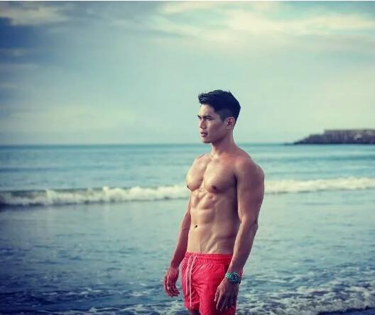 看点∣185.man货健体冠军“沖涼”照被疯传，天菜肌肉小将好“胸”！ - 51虹马