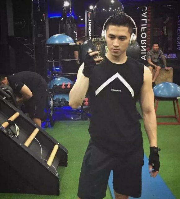 看点∣肌肉网红天菜泼水节大使，筋肉童颜加大胸肌，乱飙荷尔蒙的boy简直太犯规了！ - 51虹马