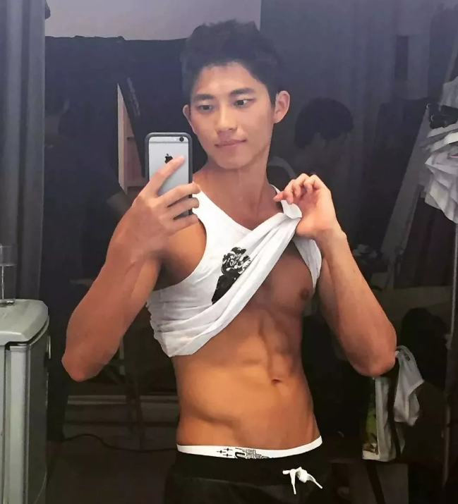 看点∣能飙车能演广告的筋肉体育生，还是身材迷人的鲜肉弟弟！ - 51虹马