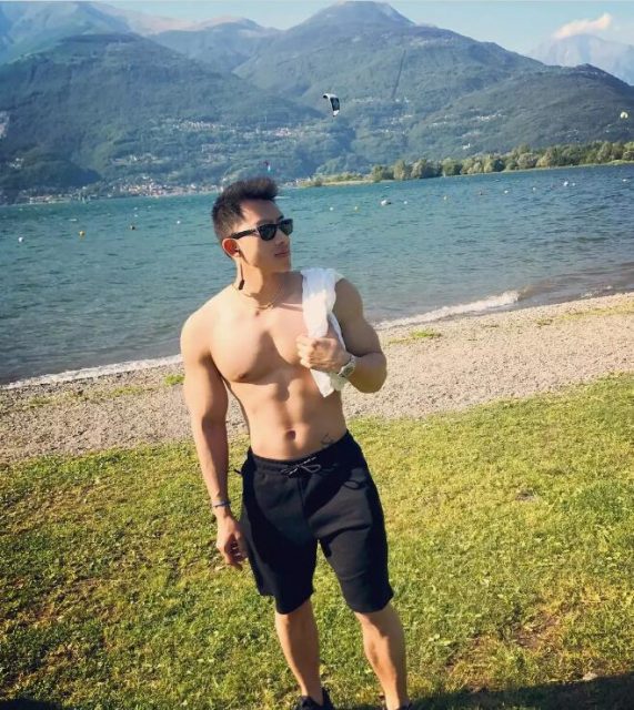 Gay的生活就是练好大胸翘臀，再去各地旅行？ - 51虹马