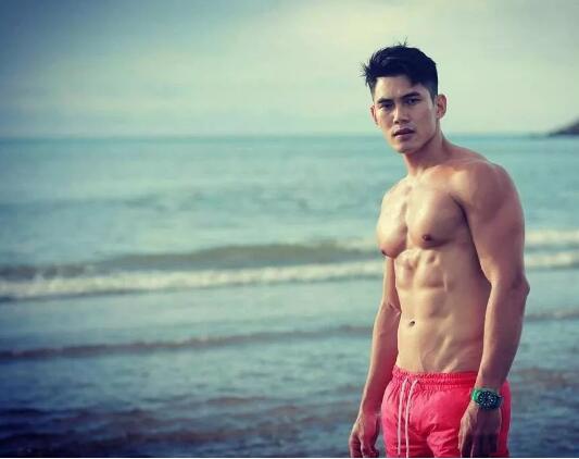 看点∣185.man货健体冠军“沖涼”照被疯传，天菜肌肉小将好“胸”！ - 51虹马