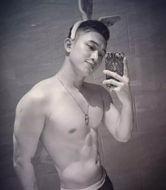 看点∣肌肉网红天菜泼水节大使，筋肉童颜加大胸肌，乱飙荷尔蒙的boy简直太犯规了！ - 51虹马