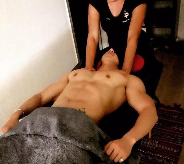 Gay的生活就是练好大胸翘臀，再去各地旅行？ - 51虹马