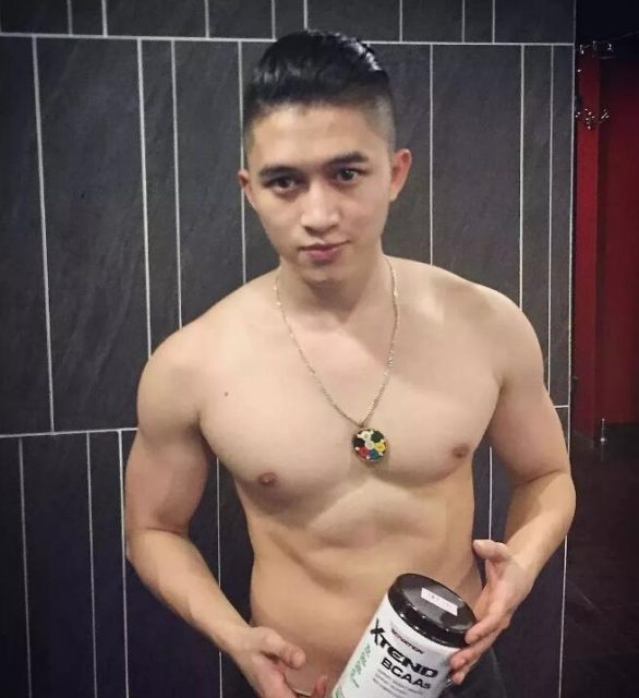 看点∣肌肉网红天菜泼水节大使，筋肉童颜加大胸肌，乱飙荷尔蒙的boy简直太犯规了！ - 51虹马