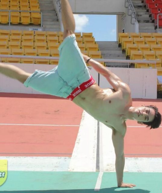 好惨！包很大网红被怼太像悲伤蛙，拍羞耻广告自证清白？ - 51虹马