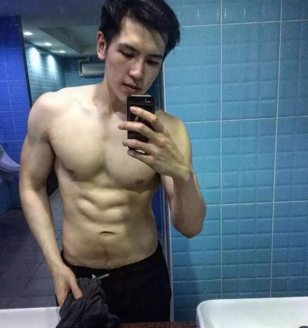 看点∣白嫩男模逆天胸肌还有沟，没有石更汉脸，也能男友力爆棚！ - 51虹马